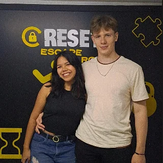 Casal sorrindo depois de sair da sala