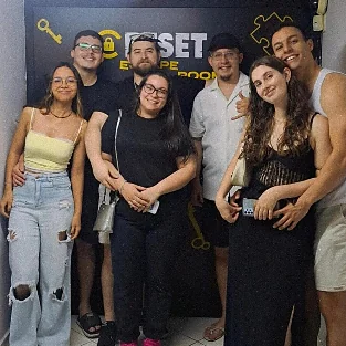 Turma de sete amigos reunida na saída da sala