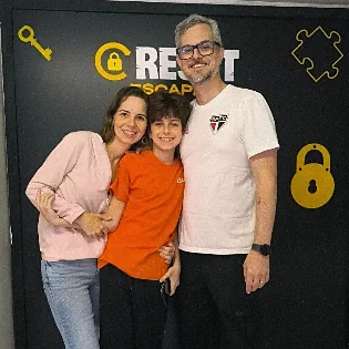 Casal com o filho depois de concluir o jogo