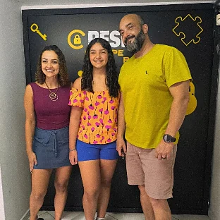 Família de três na porta da Reset Escape Room
